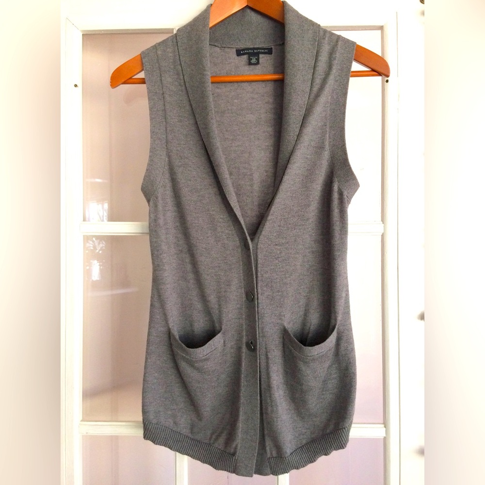 Banana Republic Grey knit vest with pockets XS